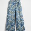 Kinder Jeans mit Blumenmuster und Baggy-Jeans Kinder Jeans mit Blumenmuster und Baggy-Jeans