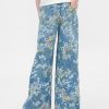 Kinder Jeans mit Blumenmuster und Baggy-Jeans Kinder Jeans mit Blumenmuster und Baggy-Jeans