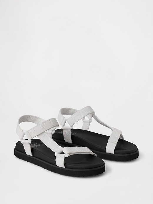 Kinder-Sandalen mit Riemen aus Canvas Kinder-Sandalen mit Riemen aus Canvas