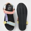 Kinder-Sandalen mit Riemen aus Canvas Kinder-Sandalen mit Riemen aus Canvas