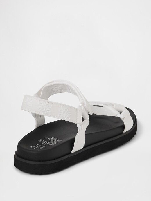 Kinder-Sandalen mit Riemen aus Canvas Kinder-Sandalen mit Riemen aus Canvas