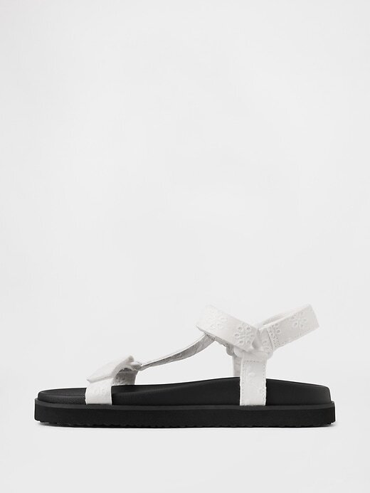 Kinder-Sandalen mit Riemen aus Canvas Kinder-Sandalen mit Riemen aus Canvas