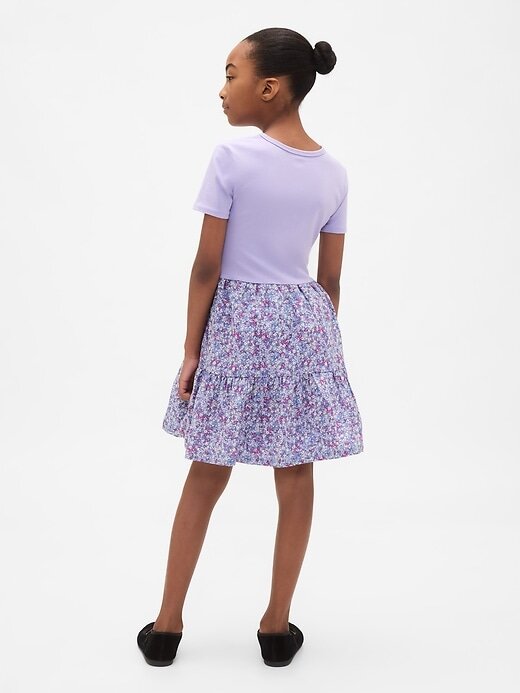 Kinder-Volantkleid aus gemischten Materialien Kinder-Volantkleid aus gemischten Materialien