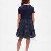 Kinder-Volantkleid aus gemischten Materialien Kinder-Volantkleid aus gemischten Materialien