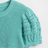 Kinderpullover mit gewelltem Muster und verschiedenen Maschen