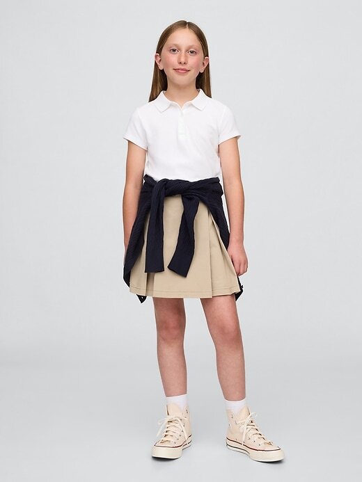 Kinderuniform, plissierter Khaki-Skort Kinderuniform, plissierter Khaki-Skort
