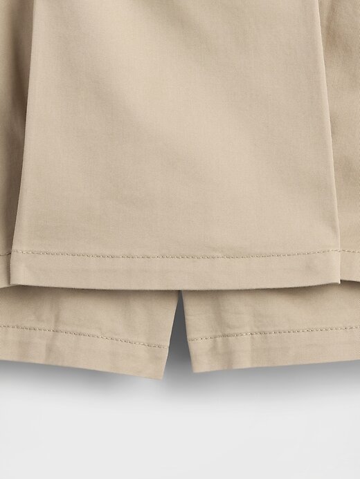 Kinderuniform, plissierter Khaki-Skort Kinderuniform, plissierter Khaki-Skort