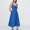 Kleid mit Ösen und U-Ausschnitt Kleid mit Ösen und U-Ausschnitt