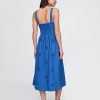 Kleid mit Ösen und U-Ausschnitt Kleid mit Ösen und U-Ausschnitt
