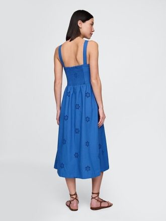 Kleid mit Ösen und U-Ausschnitt