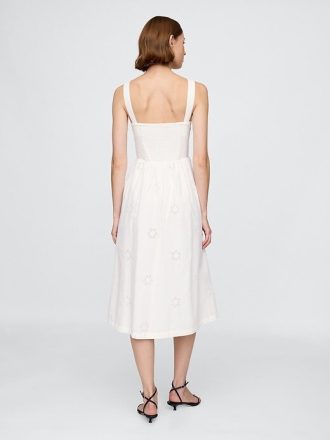 Kleid mit Ösen und U-Ausschnitt