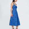 Kleid mit Ösen und U-Ausschnitt Kleid mit Ösen und U-Ausschnitt