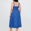 Kleid mit Ösen und U-Ausschnitt Kleid mit Ösen und U-Ausschnitt
