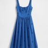 Kleid mit Ösen und U-Ausschnitt Kleid mit Ösen und U-Ausschnitt
