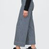 Knöchellange Jeans mit weitem Bein und hohem Bund Knöchellange Jeans mit weitem Bein und hohem Bund