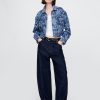 Kurze Jeansjacke mit Blumenmuster und Symbol Kurze Jeansjacke mit Blumenmuster und Symbol
