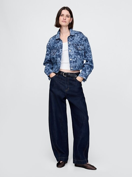 Kurze Jeansjacke mit Blumenmuster und Symbol Kurze Jeansjacke mit Blumenmuster und Symbol