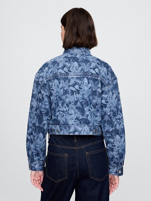 Kurze Jeansjacke mit Blumenmuster und Symbol Kurze Jeansjacke mit Blumenmuster und Symbol
