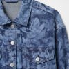 Kurze Jeansjacke mit Blumenmuster und Symbol Kurze Jeansjacke mit Blumenmuster und Symbol