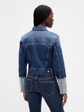 Kurze Jeansjacke mit Nadelmanschetten und Symbol