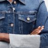 Kurze Jeansjacke mit Nadelmanschetten und Symbol Kurze Jeansjacke mit Nadelmanschetten und Symbol