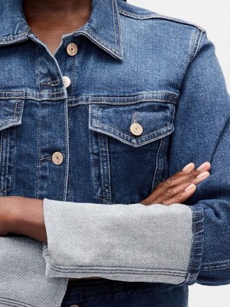 Kurze Jeansjacke mit Nadelmanschetten und Symbol