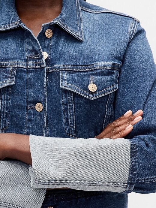 Kurze Jeansjacke mit Nadelmanschetten und Symbol Kurze Jeansjacke mit Nadelmanschetten und Symbol