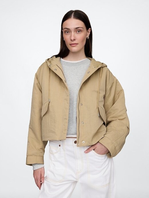 Kurze Nylonjacke mit Kapuze Kurze Nylonjacke mit Kapuze