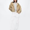 Kurze Nylonjacke mit Kapuze Kurze Nylonjacke mit Kapuze