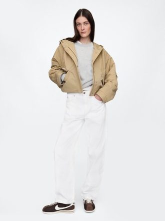 Kurze Nylonjacke mit Kapuze