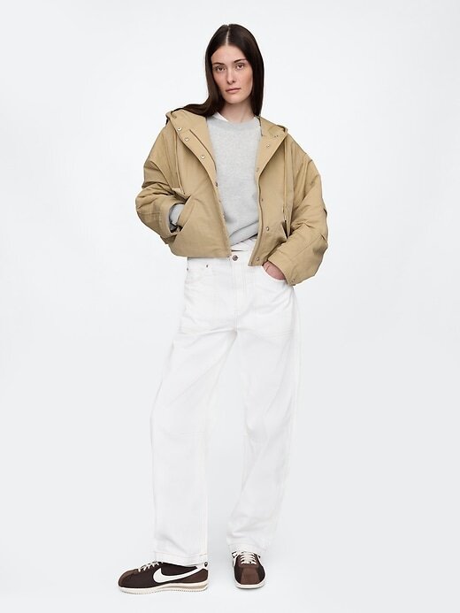 Kurze Nylonjacke mit Kapuze Kurze Nylonjacke mit Kapuze