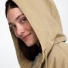 Kurze Nylonjacke mit Kapuze Kurze Nylonjacke mit Kapuze