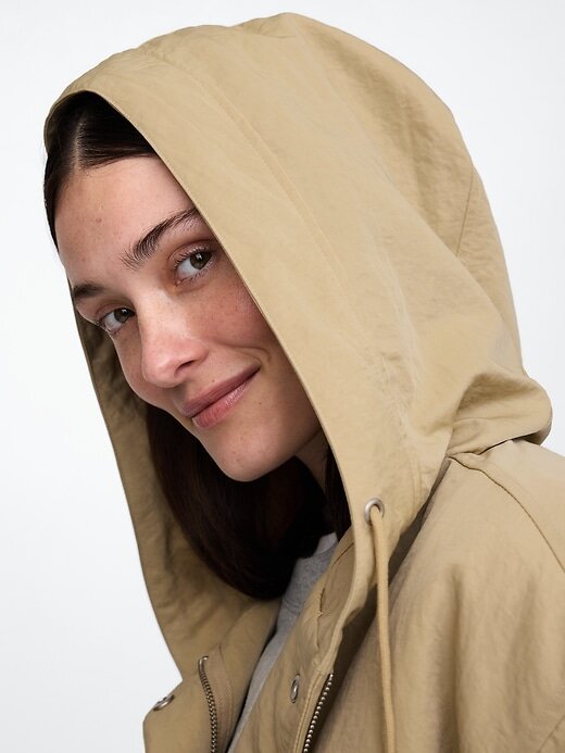 Kurze Nylonjacke mit Kapuze Kurze Nylonjacke mit Kapuze