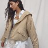 Kurze Nylonjacke mit Kapuze Kurze Nylonjacke mit Kapuze