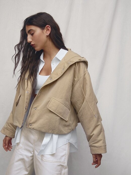 Kurze Nylonjacke mit Kapuze Kurze Nylonjacke mit Kapuze
