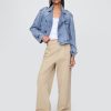 Kurze Trenchcoatjacke aus ultraweichem Denim Kurze Trenchcoatjacke aus ultraweichem Denim