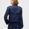 Kurze Trenchcoatjacke aus ultraweichem Denim Kurze Trenchcoatjacke aus ultraweichem Denim