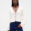 Kurzer Cardigan aus flauschigem Pointelle-Gewellt Kurzer Cardigan aus flauschigem Pointelle-Gewellt