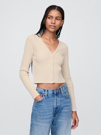 Kurzer Cardigan mit geflochtener Rippe