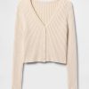 Kurzer Cardigan mit geflochtener Rippe Kurzer Cardigan mit geflochtener Rippe