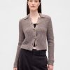 Kurzer Cardigan-Pullover mit Kragen aus 100 % Baumwolle Kurzer Cardigan-Pullover mit Kragen aus 100 % Baumwolle