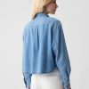 Kurzes Jeanshemd