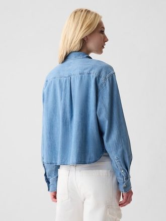 Kurzes Jeanshemd