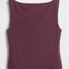 Kurzes Jersey-Tanktop aus CloseStrick mit U-Boot-Ausschnitt Kurzes Jersey-Tanktop aus CloseStrick mit U-Boot-Ausschnitt