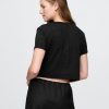 Kurzes T-Shirt aus Leinenmischung mit V-Ausschnitt Kurzes T-Shirt aus Leinenmischung mit V-Ausschnitt