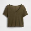 Kurzes T-Shirt aus Leinenmischung mit V-Ausschnitt Kurzes T-Shirt aus Leinenmischung mit V-Ausschnitt