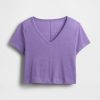 Kurzes T-Shirt aus Leinenmischung mit V-Ausschnitt Kurzes T-Shirt aus Leinenmischung mit V-Ausschnitt