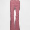 Lange und schlanke Cordjeans mit niedriger Leibhöhe Lange und schlanke Cordjeans mit niedriger Leibhöhe