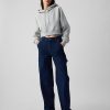Lockere Carpenter-Jeans im Stil der 90er mit mittelhohem Bund Lockere Carpenter-Jeans im Stil der 90er mit mittelhohem Bund