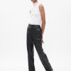 Lockere Hose aus veganem Leder mit mittlerer Leibhöhe Lockere Hose aus veganem Leder mit mittlerer Leibhöhe